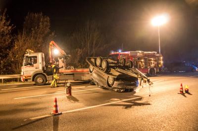 Wendlingen: PKW mit Anhaenger kommt auf der Autobahn ins Schleudern - Anhaenger ueberschlaegt sich und bleibt auf dem Dach liegen
